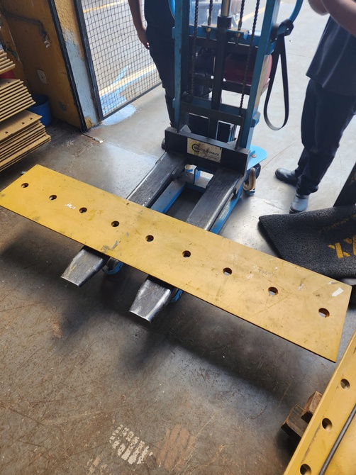 11111776    1111-1776            LAMINA/ BORDA CENTRAL VOLVO L90 09 FUROS